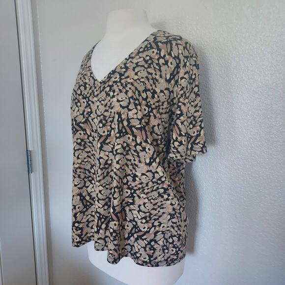 Banana Republic Malibu Tee Animal Print V-Neck Short Sleeve Size XL - Picture 4 of 9